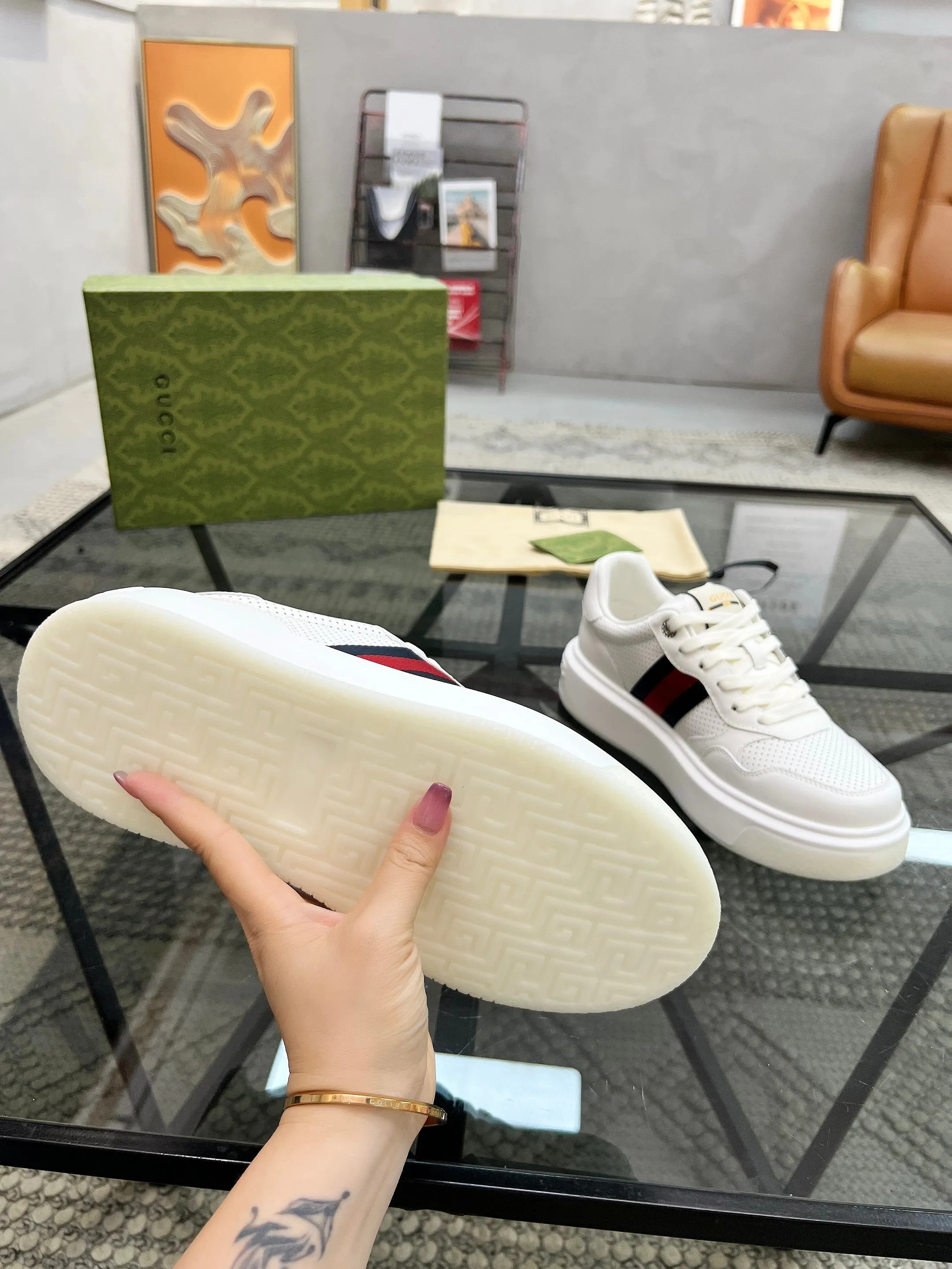 P460 new men's shoes GUCCI [Lightning] latest shoes are shipped. Original quality, fashionable, special materials, sheepskin lining, new packaging. The foot feels super comfortable and the workmanship is impeccable. Size: 38-45
